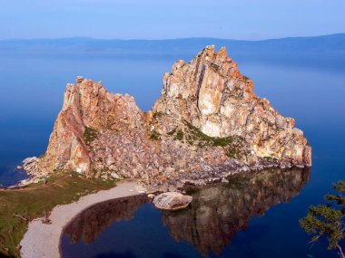 Baykal Gölü 'ndeki Olkhon Adası yakınlarındaki Şaman Kayası..
