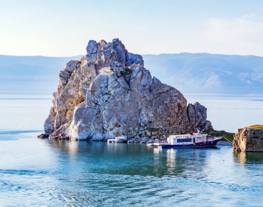 Baykal Gölü 'ndeki Olkhon Adası yakınlarındaki Şaman Kayası..