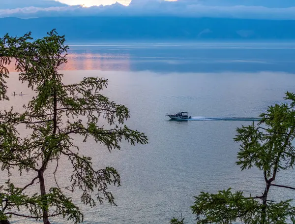 Άποψη Της Λίμνης Baikal Στις Αρχές Του Καλοκαιριού Πρωί — Φωτογραφία Αρχείου