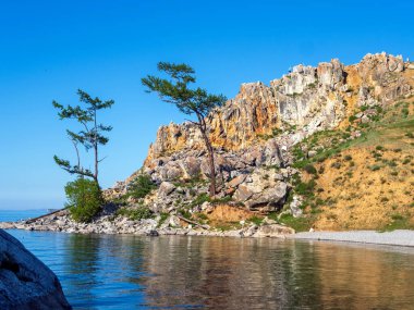 Yaz sabahı Baykal Gölü manzarası. Olkhon Adası.