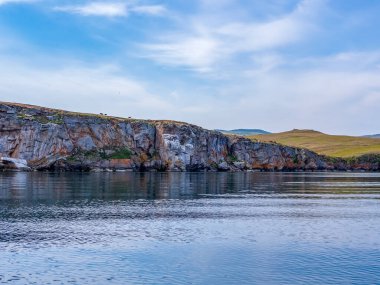 Güneşli bir günde dik kıyı baykal gölü manzarası