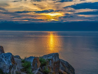 Olkhon adasındaki Baykal Gölü 'nde gün batımı. Baykal Gölü gezegendeki en büyük tatlı su gölüdür..
