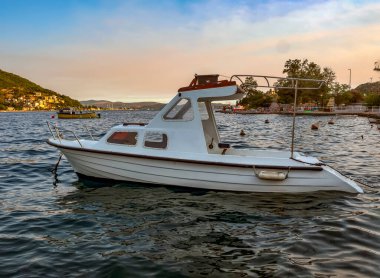 Akdeniz kıyısındaki sularda kesiciler..