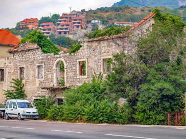 Akdeniz kıyısındaki antik bir binanın kalıntıları..