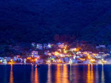 Akdeniz kıyısındaki sahil kasabasında geceleyin.