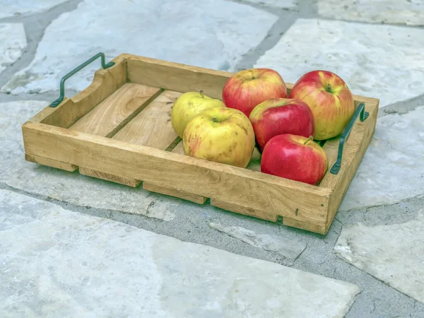 Las Manzanas Están Una Bandeja Madera Suelo Piedra —  Fotos de Stock