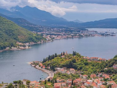  Tivat şehrine bakın. Kotor Körfezi, Akdeniz.