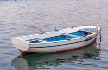 Suda boş balıkçı teknesi.