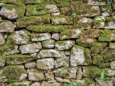 Kırık granit bloklardan antik duvar ustası. Duvar taşı deseni.