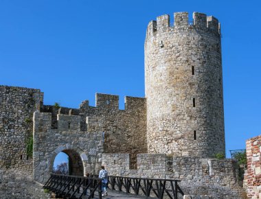 Kuleleri ve asma köprüsü olan antik bir kale..