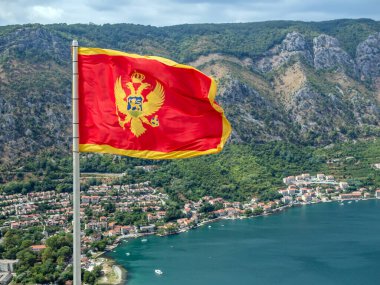 Karadağ bayrağı Kotor Körfezi üzerinde dalgalanıyor.