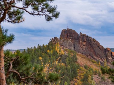 İleri dağcılık ve dağcılık için yüksek orman kayaları.