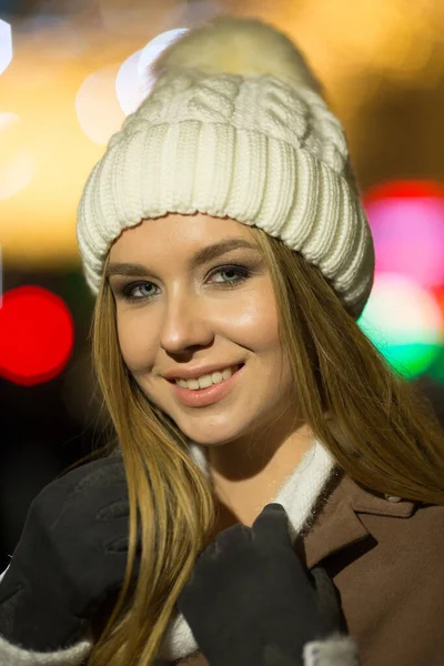 Menina Bonita Noite Fundo Das Luzes Chapéu Branco Casaco Bege — Fotografia de Stock