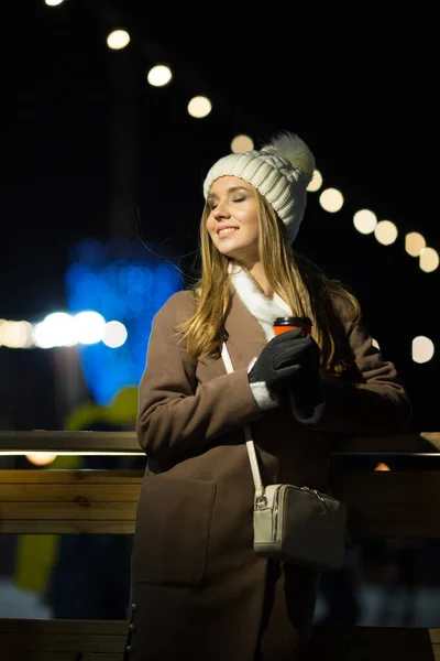 Belle Fille Soir Sur Fond Lumières Avec Verre Orange Chapeau — Photo