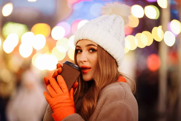 Vacker Flicka Bakgrunden Ljus Med Kaffe Gatan Semester Nytt Promenad — Stockfoto