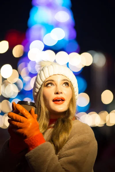 Vacker Flicka Bakgrunden Ljus Med Kaffe Gatan Semester Nytt Promenad — Stockfoto