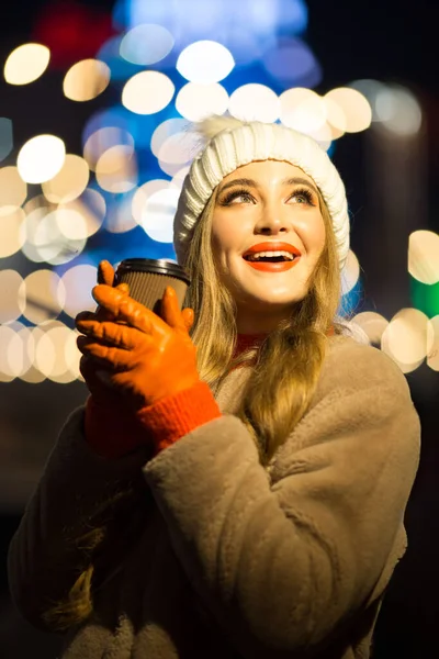 Vacker Flicka Bakgrunden Ljus Med Kaffe Gatan Semester Nytt Promenad — Stockfoto