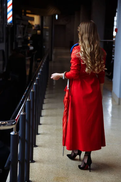 Дівчина Червоному Пальто Приміщенні Кафе Покупки — стокове фото