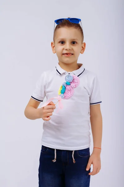 Niño Gafas Sol Pantalones Cortos Mezclilla Una Camiseta Blanca Sobre — Foto de Stock