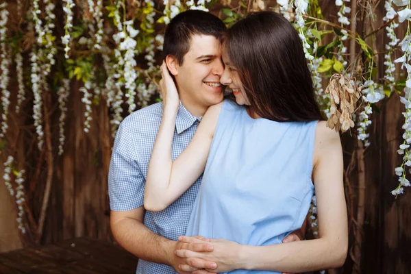Muž objímá dívku, usmívá se, zamilovaný pár, modré šaty a košili. datum, Valentýn, — Stock fotografie