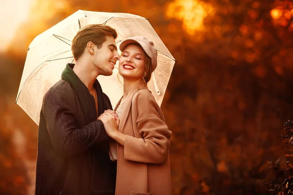 Couple in love hugging in the fall under an umbrella — Stock Photo, Image