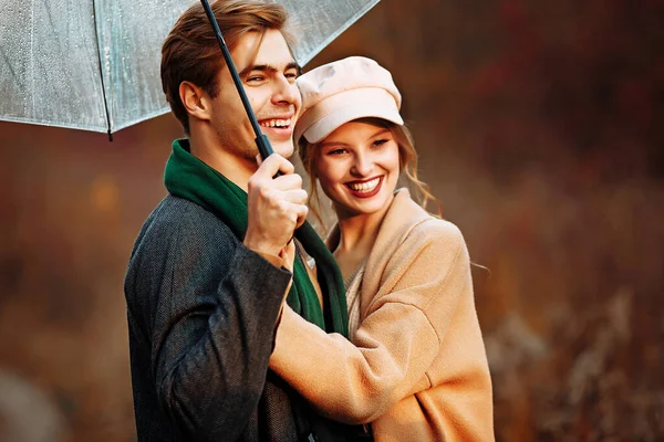 Couple in love hugging in the fall under an umbrella — Stock Photo, Image