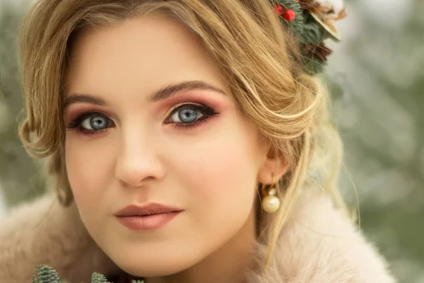 Όμορφη κοπέλα με λουλούδια στα μαλλιά της το χειμώνα, νύφη, πορτρέτο — Φωτογραφία Αρχείου