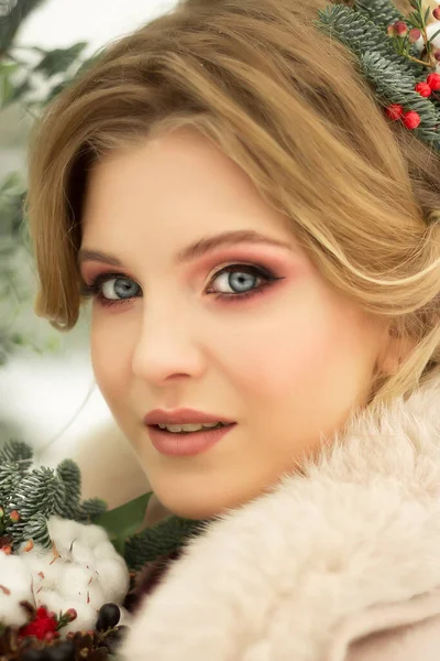 Menina bonita com flores no cabelo no inverno, noiva, retrato — Fotografia de Stock
