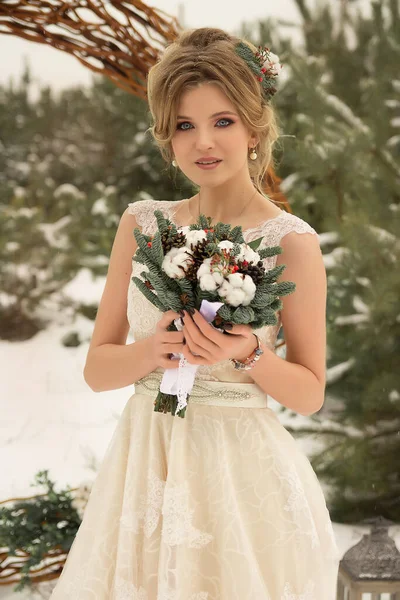 Piękna dziewczyna z kwiatami we włosach w zimie, panna młoda, portret — Zdjęcie stockowe