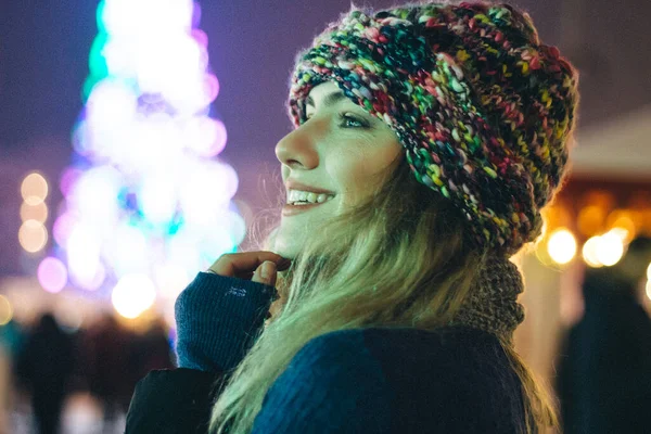 Vacker flicka i vinter hatt nära granen, vinter semester, semester och promenader foto under en film foto med spannmål — Stockfoto