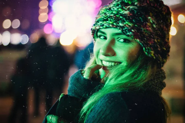 Hermosa chica en sombrero de invierno cerca del árbol de Navidad, vacaciones de invierno, vacaciones y paseos foto bajo una fotografía de película con grano — Foto de Stock