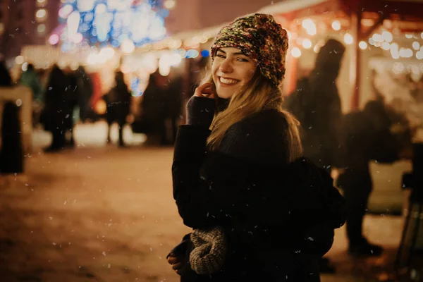 クリスマスツリーの近くの冬の帽子の美しい女の子、冬の休日、休日や穀物とフィルム写真の下で写真を歩く — ストック写真