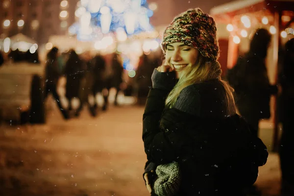 Mooi meisje in wintermuts bij de kerstboom, wintervakantie, vakantie en wandelingen foto onder een film foto met graan — Stockfoto