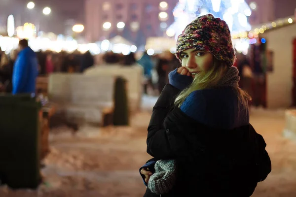 Красивая девушка в зимней шляпе рядом с елкой, зимние праздники, праздник и прогулки фото под фильм фотографии с зерном — стоковое фото