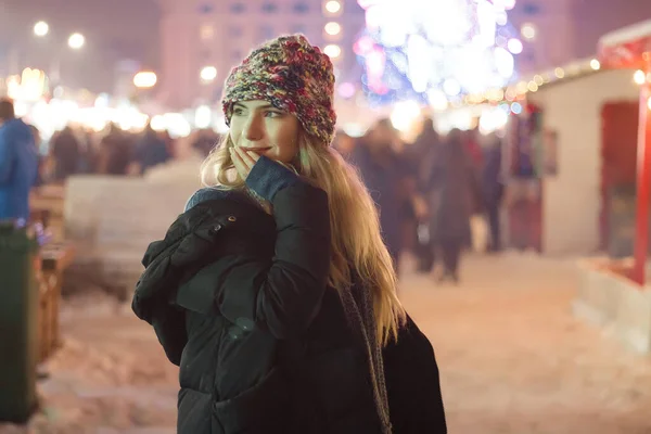 Menina bonita em chapéu de inverno perto da árvore de Natal, férias de inverno, férias e passeios foto sob uma fotografia de filme com grão — Fotografia de Stock