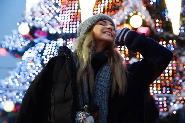 Menina bonita em chapéu de inverno perto da árvore de Natal, férias de inverno, férias e passeios foto sob uma fotografia de filme com grão — Fotografia de Stock