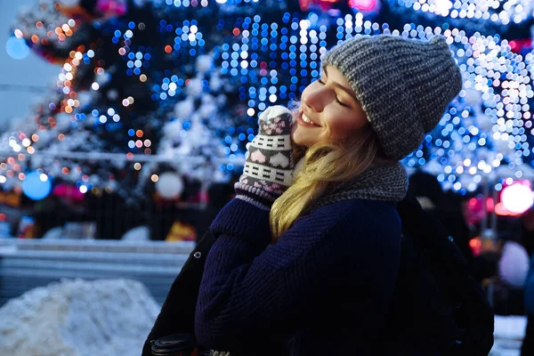 Vacker flicka i vinter hatt nära granen, vinter semester, semester och promenader foto under en film foto med spannmål — Stockfoto