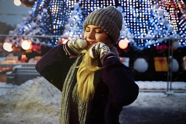 Belle fille en chapeau d'hiver près du sapin de Noël, vacances d'hiver, vacances et promenades photo sous une photographie de film avec du grain — Photo