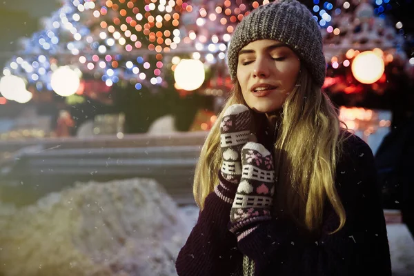Menina bonita em chapéu de inverno perto da árvore de Natal, férias de inverno, férias e passeios foto sob uma fotografia de filme com grão — Fotografia de Stock