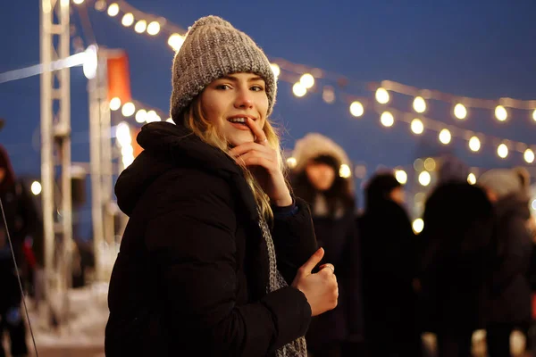 Vacker flicka i vinter hatt nära granen, vinter semester, semester och promenader foto under en film foto med spannmål — Stockfoto