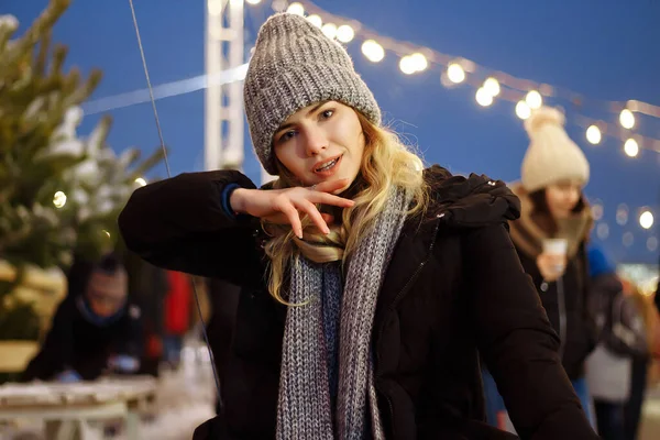 Menina bonita em chapéu de inverno perto da árvore de Natal, férias de inverno, férias e passeios foto sob uma fotografia de filme com grão — Fotografia de Stock