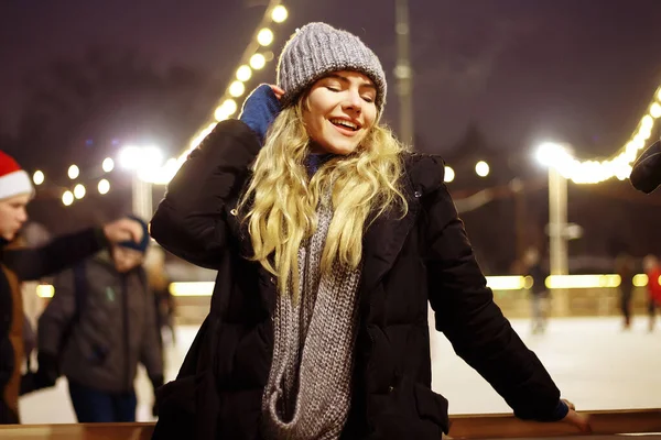 Menina bonita em chapéu de inverno perto da árvore de Natal, férias de inverno, férias e passeios foto sob uma fotografia de filme com grão — Fotografia de Stock