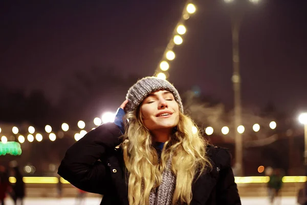 Menina bonita em chapéu de inverno perto da árvore de Natal, férias de inverno, férias e passeios foto sob uma fotografia de filme com grão — Fotografia de Stock