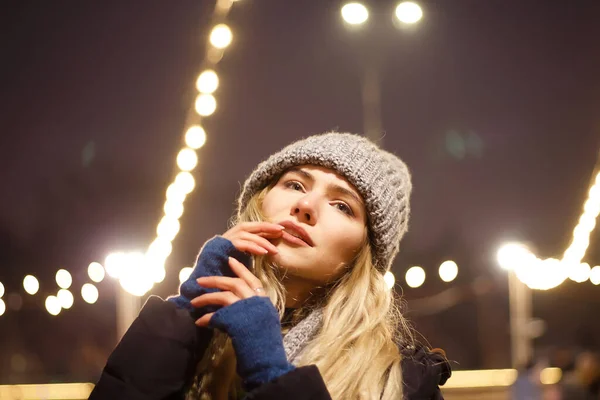 Hermosa chica en sombrero de invierno cerca del árbol de Navidad, vacaciones de invierno, vacaciones y paseos foto bajo una fotografía de película con grano — Foto de Stock