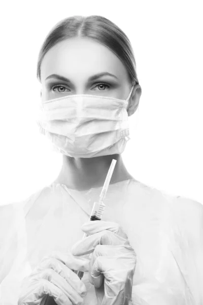 Güzellik uzmanı kadın doktor, hemşire ya da cerrah elinde şırınga tutuyor. Stüdyo resmi