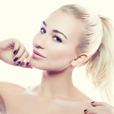 Güzel yüz, el ve omuz, modern kadın mükemmel cilt, çıplak makyaj. Beyaz arka plan. Cilt bakımı kavramı