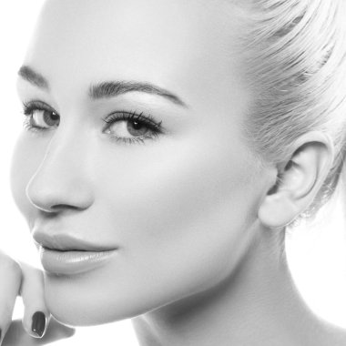 Güzel yüz, el ve omuz, modern kadın mükemmel cilt, çıplak makyaj. Beyaz arka plan. Cilt bakım konsepti. Tek Renkli