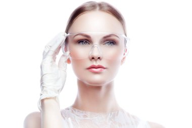 Beyaz arka planda şırınga kopyalama alanı olan doktor kadın. Koruyucu giyiyordu. Aşıyı hazırlayın. Sağlık hizmeti kavramı