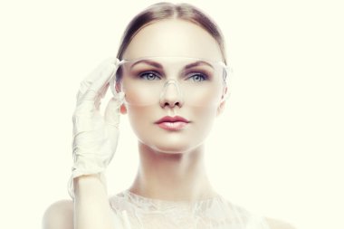 Beyaz arka planda şırınga kopyalama alanı olan doktor kadın. Koruyucu giyiyordu. Aşıyı hazırlayın. Sağlık hizmeti kavramı