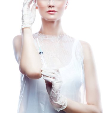 Beyaz arka planda şırıngası olan doktor kadın. Koruyucu giyiyordu. Aşıyı hazırlayın. Sağlık hizmeti kavramı